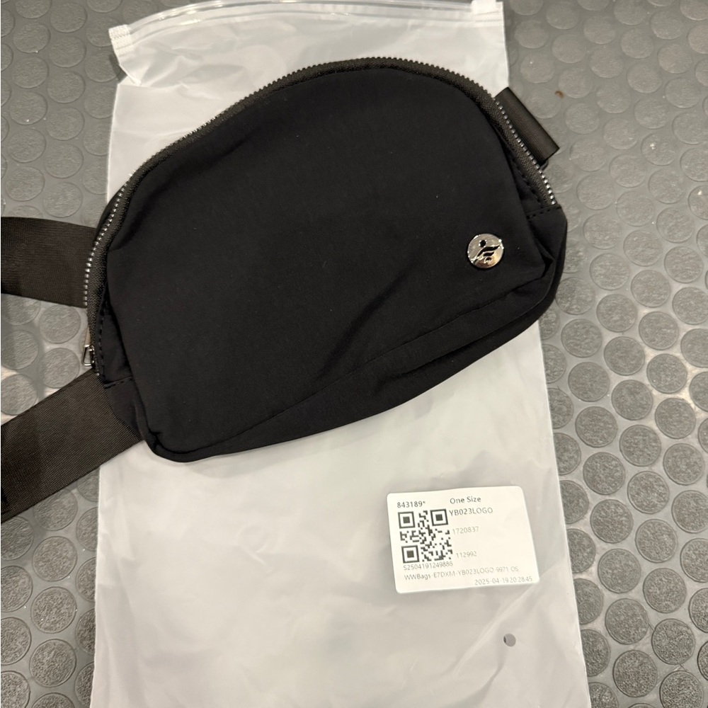 HALARA Black Belt Bag Sleek Modern Design